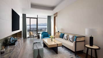 Business Suite, 1 King Bed, Non Smoking (River and Mountain View) | Free WiFi