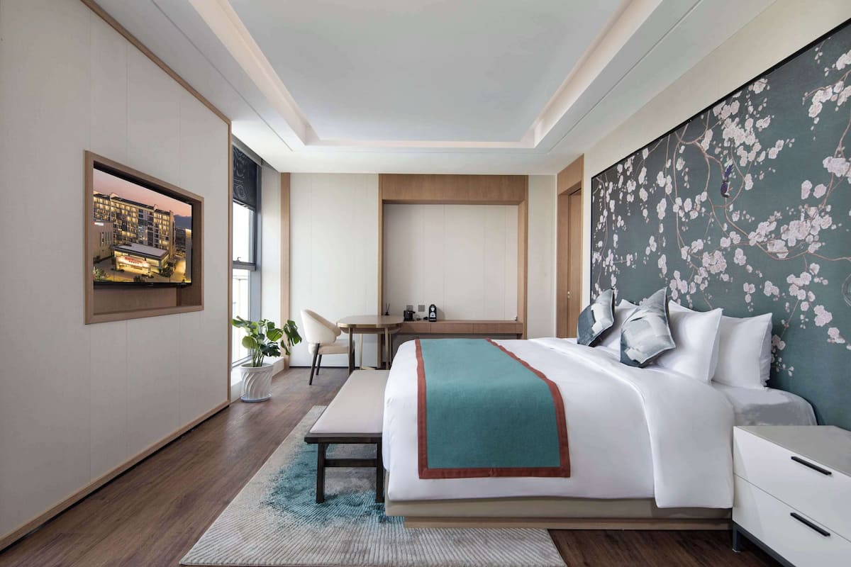 Suite, 1 King Bed, Non Smoking (River and Mountain View) | Free WiFi