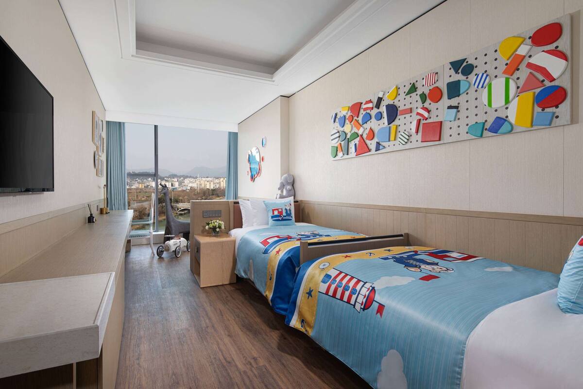Family Room, 2 Single Beds, Non Smoking | Free WiFi