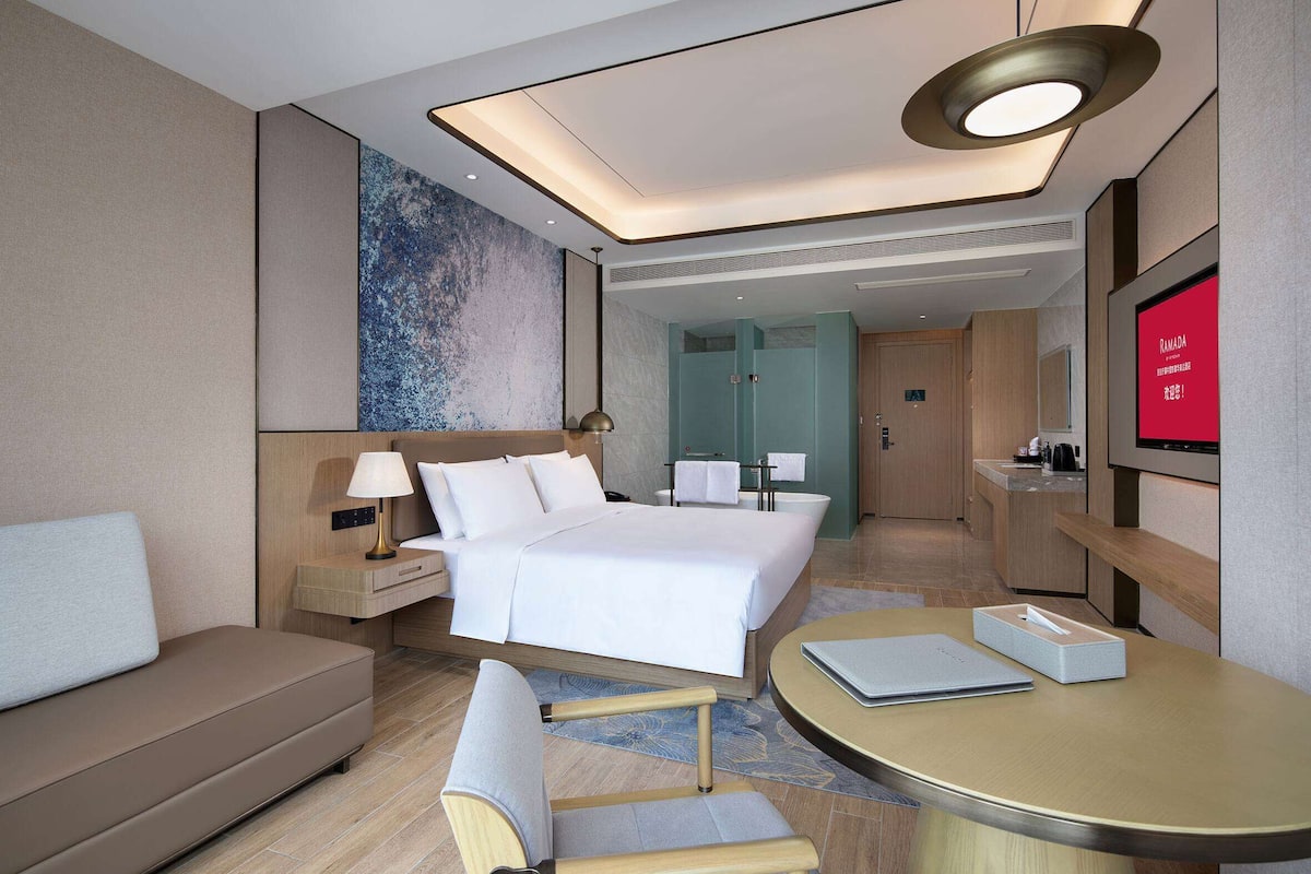 Deluxe Room, 1 King Bed, Non Smoking