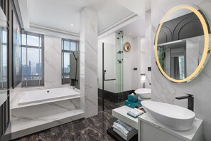 Suite Deluxe | Baño | Bañera y ducha independientes y bañera profunda