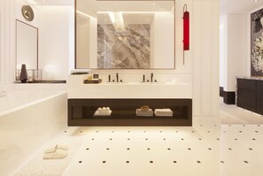 Separate tub and shower, deep soaking tub, rainfall showerhead - Wyndham Garden Wuhan Hankou (Wuhan)