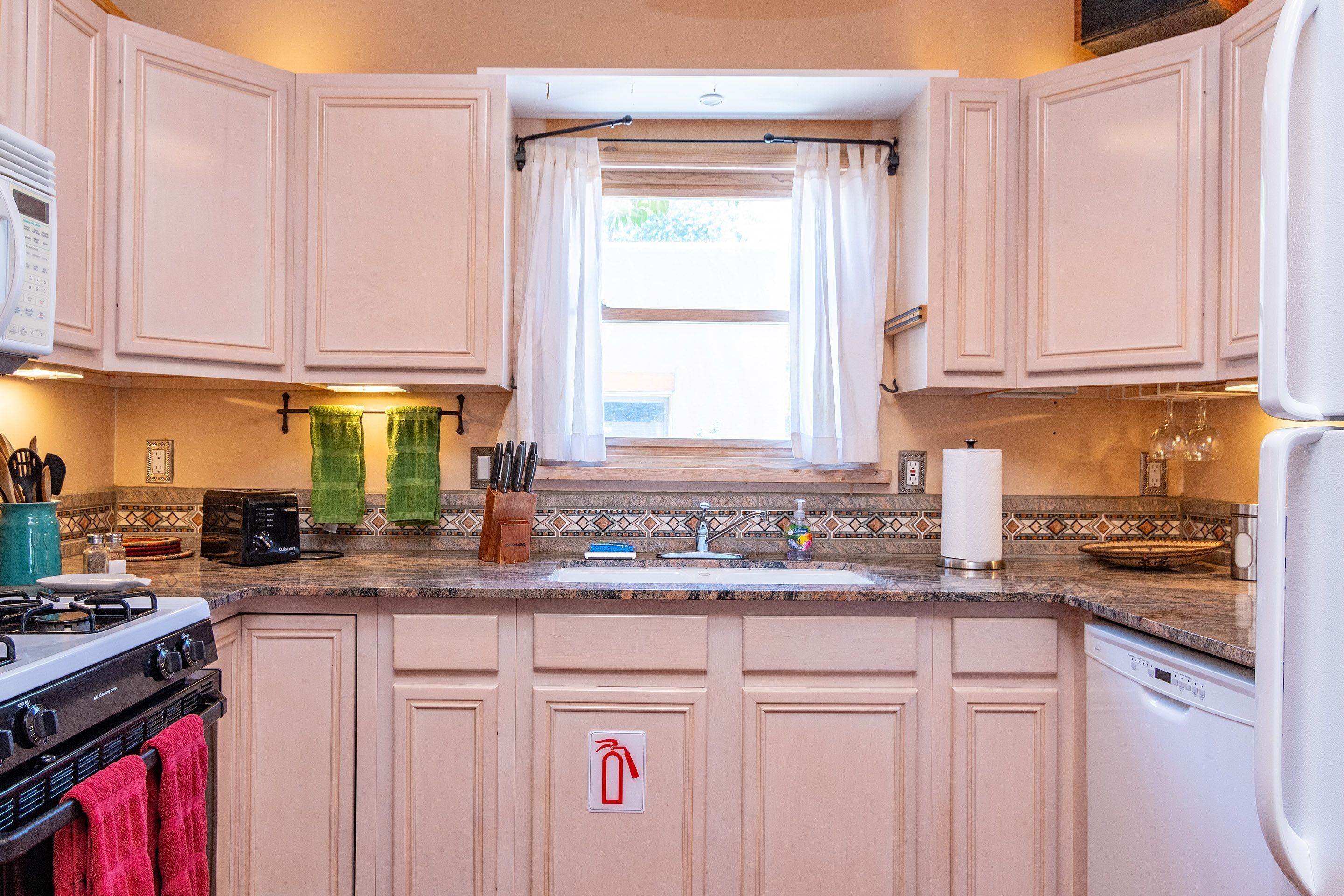 Kjøleskap, mikrobølgeovn, kokeplater og oppvaskmaskin