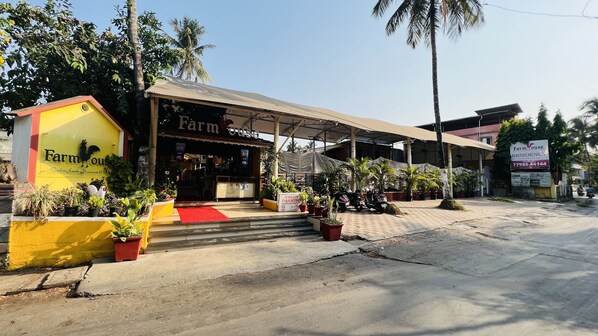 Vista frontal de la propiedad