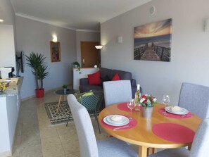 Dining - Excellent T1 with all comforts 350 m from "PRAIA DA ROCHA" - PORTIMAO. (Portimão)