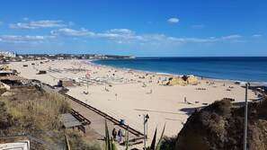 On the beach - Excellent T1 with all comforts 350 m from "PRAIA DA ROCHA" - PORTIMAO. (Portimão)