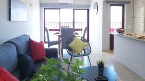 Un appartement moderne comprenant un salon, un coin repas et une cuisine.