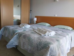 1 bedroom, iron/ironing board, travel cot, free WiFi - Excellent T1 with all comforts 350 m from "PRAIA DA ROCHA" - PORTIMAO. (Portimão)