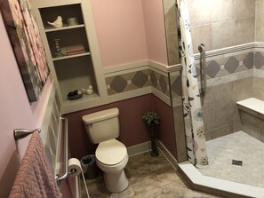 Duschwanne, Haartrockner, Handtücher, Seife