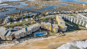 在海滩、沙滩椅、沙滩毛巾
