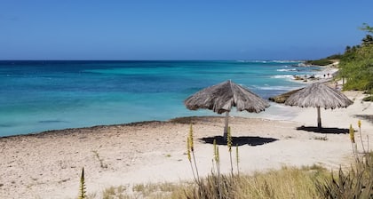 Stress Free relaxing private villa with pool, 5 min to Beach, dining