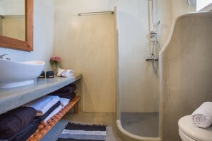 Een douche, een haardroger, handdoeken, zeep