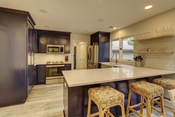 Frigorifero, microonde, piano cottura, lavastoviglie