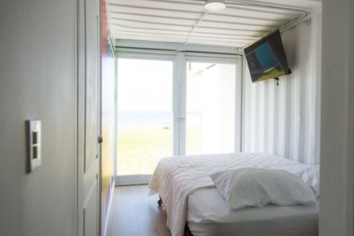 أغطية فراش متميزة وأسرّة بإسفنج يتكيف مع شكل الجسم وستائر تعتيم