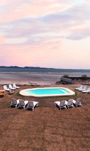 Outdoor pool, sun loungers - Nomada Republic Hotel Punta Chame (Punta Chame)