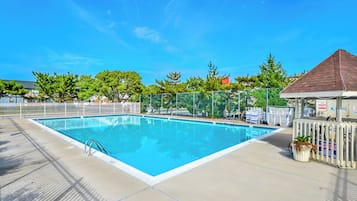 Inomhuspool och en säsongsöppen utomhuspool