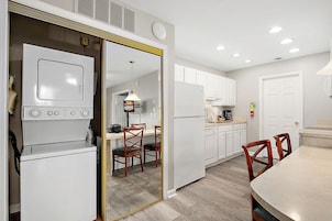 Full-size fridge, microwave, oven, stovetop