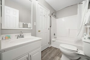 Tina con regadera, toallas, jabón, shampoo 