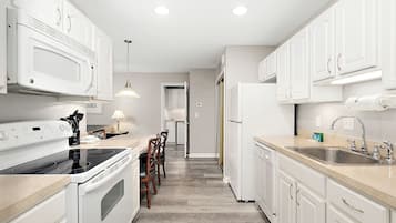 Frigorífico grande, microondas, horno y placa de cocina