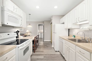 Full-size fridge, microwave, oven, stovetop