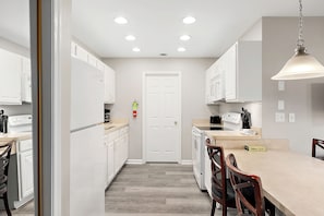 Full-size fridge, microwave, oven, stovetop