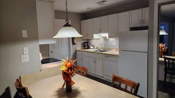 Lemari es besar, microwave, oven, dan kompor