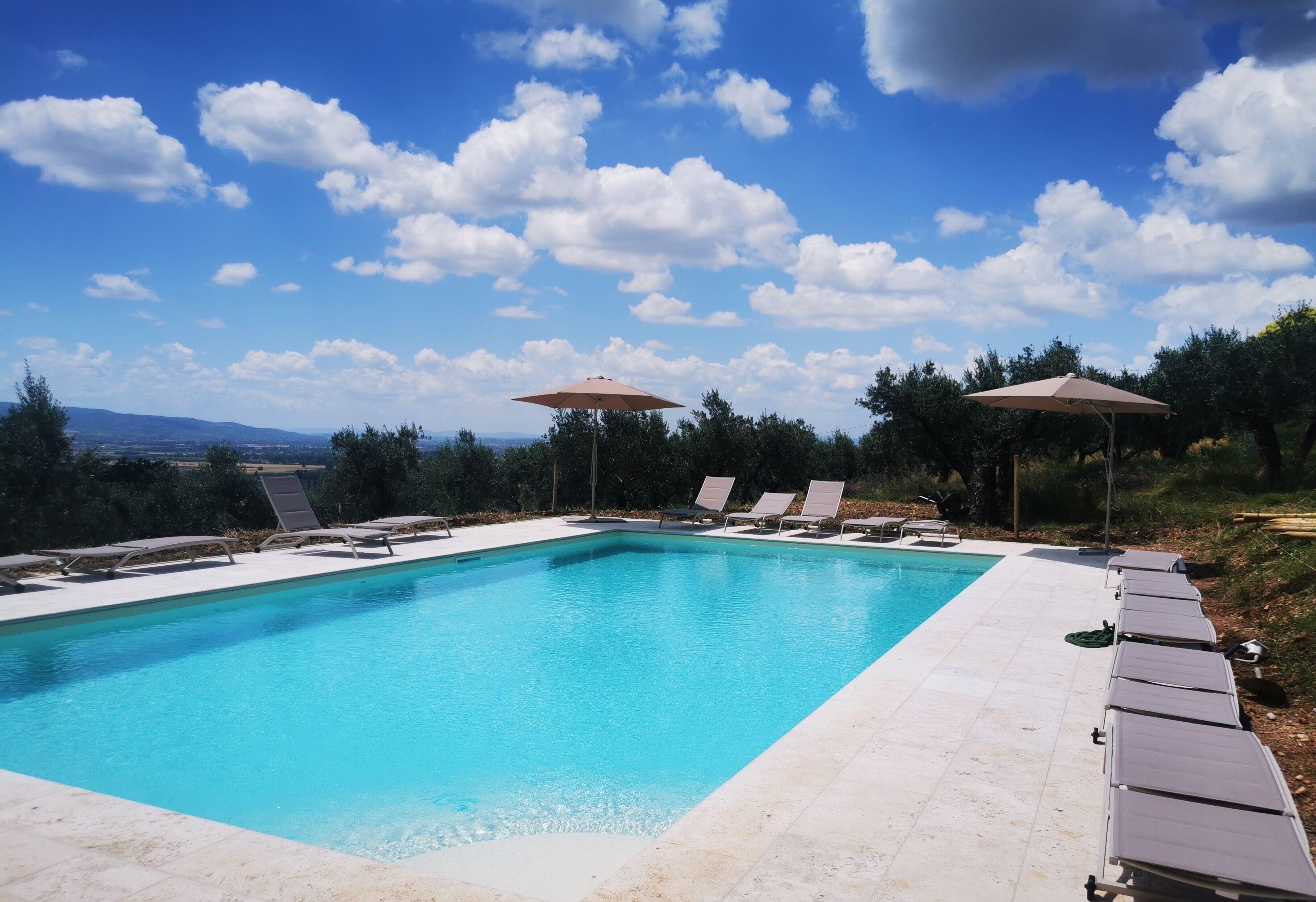 Piscine extérieure (ouverte en saison), parasols de plage