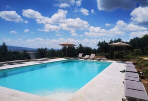 Seasonal outdoor pool, open 9:00 AM to 8:30 PM, pool umbrellas - Villa Val d'Olivi (Assisi)