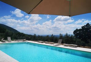 Seasonal outdoor pool, open 9:00 AM to 8:30 PM, pool umbrellas - Villa Val d'Olivi (Assisi)