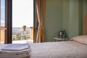 Comfort Quadruple Room | Hypo-allergenic bedding, individually decorated, individually furnished - Villa Val d'Olivi (Assisi)