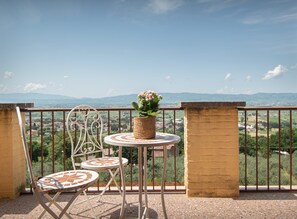 Comfort Quadruple Room | Balcony - Villa Val d'Olivi (Assisi)