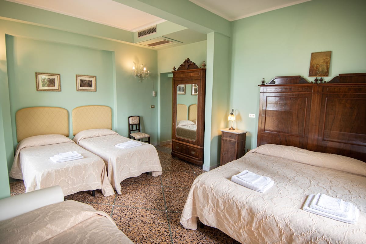 Quarto quádruplo conforto | Roupas de cama antialérgicas, individualmente decorados
