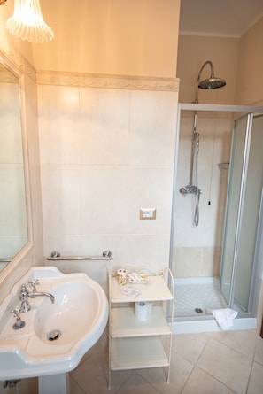 Quarto triplo clássico | Banheiro | Produtos de toalete grátis, secador de cabelo, bidê, toalhas de banho