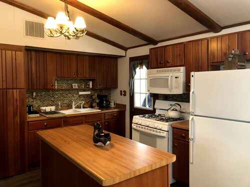 Spectacular waterfront setting, comfy cabin