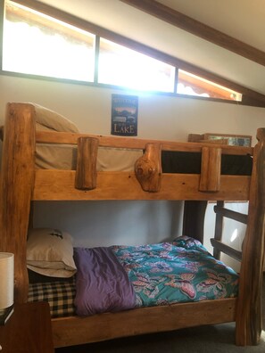 4 bedrooms, desk, free WiFi, bed sheets