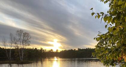 Spectacular waterfront setting, comfy cabin
