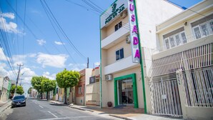 Un edificio con un letrero que dice "POUDADA" y un marco verde alrededor de la entrada.