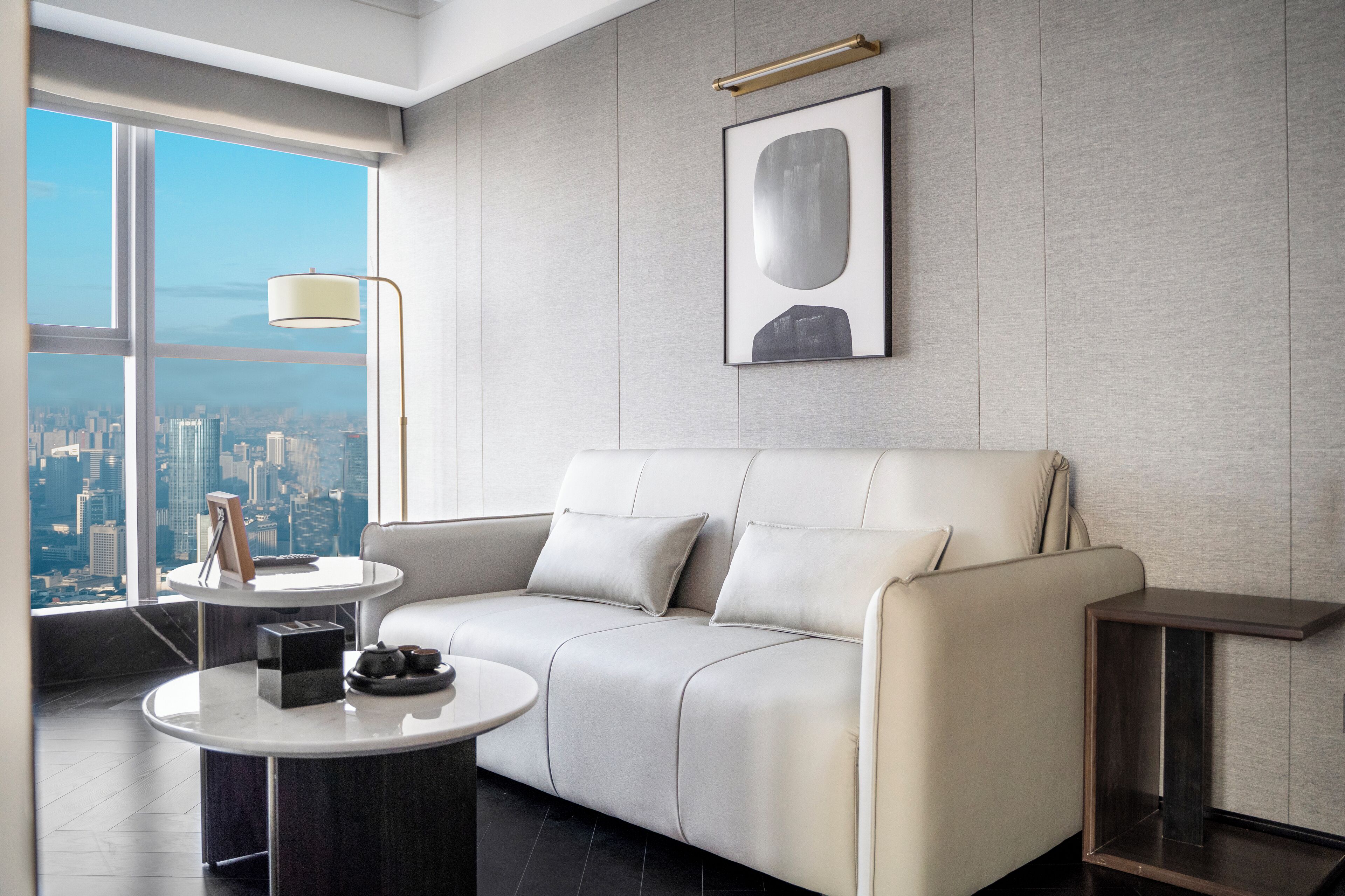 家庭开间套房, 1 张特大床和 1 张沙发床 | 高档床上用品、羽绒被、迷你吧（备有免费物品）、客房内保险箱