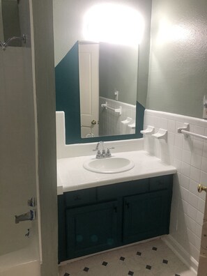 Combined shower/bathtub, hair dryer, towels, soap - A Remote Worker's Paradise (Savannah)