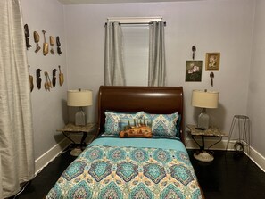 2 bedrooms, desk, iron/ironing board, free WiFi - A Remote Worker's Paradise (Savannah)