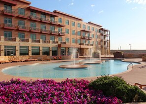 Innendørsbasseng, sesongbasert utendørsbasseng og solsenger