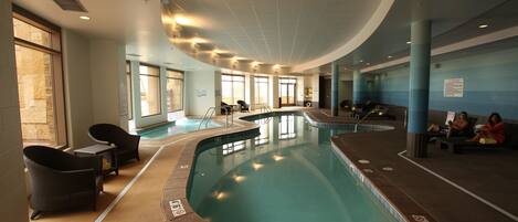 Piscine couverte, piscine extérieure (ouverte en saison)