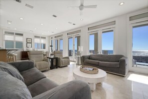 House, 5 Bedrooms | Living room