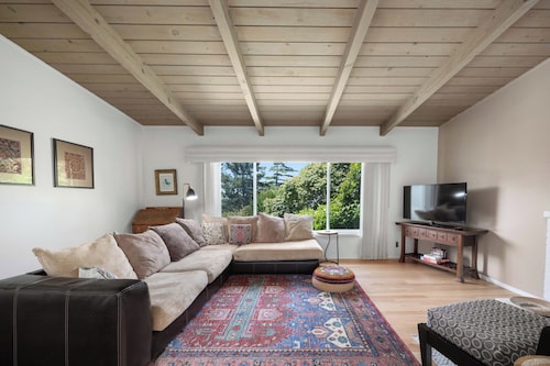 Beautiful, relaxing home with natural light & beautiful views of San Francisco.