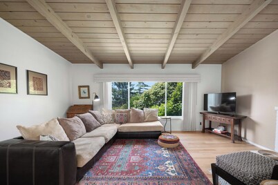 Beautiful, relaxing home with natural light & beautiful views of San Francisco.