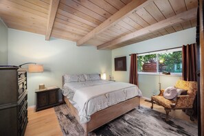 3 habitaciones, escritorio y tabla de planchar con plancha 