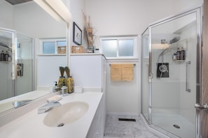 Shower, eco-friendly toiletries, hair dryer, towels - Beautiful, relaxing home with natural light & beautiful views of San Francisco. (Richmond)