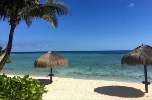 Beach nearby, sun-loungers, beach towels - Condo Tortuga #1 by Ecobeaches (Akumal)