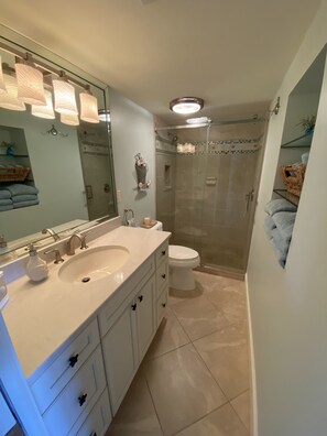 Shower, hair dryer, towels - OCEAN FRONT CONDO, ALL REMODELED, 20 min from Naples (Bonita Springs)