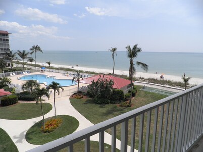 OCEAN FRONT CONDO ,ALL REMODELED,20 min from Naples